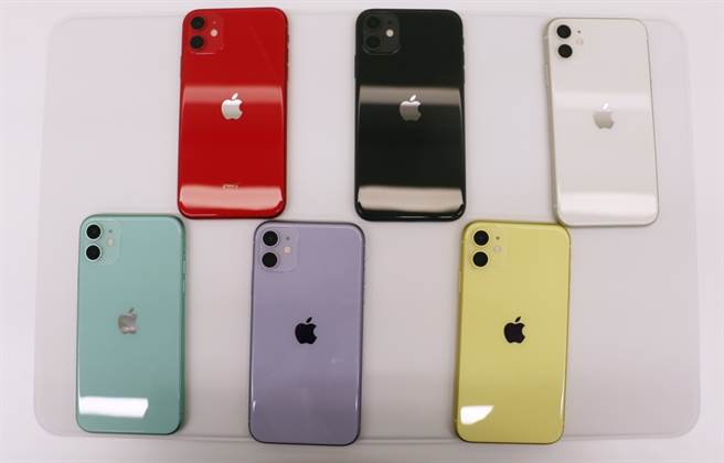 iPhone 11全新六色款式，黃色、紅色這兩個iPhone XR也有提供的選擇上，顏色飽和度明顯降低，看起來更溫和。（黃慧雯攝）
