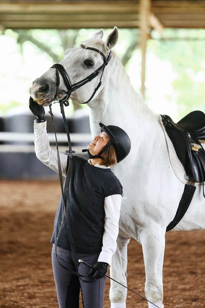 陳季敏學習騎馬20多年，馬帶給她的是一種愛與勇氣，這個愛跟熱情，讓她不管碰到任何困難和難題，都會去面對且克服問題及接受挑戰。（鄧博仁攝）