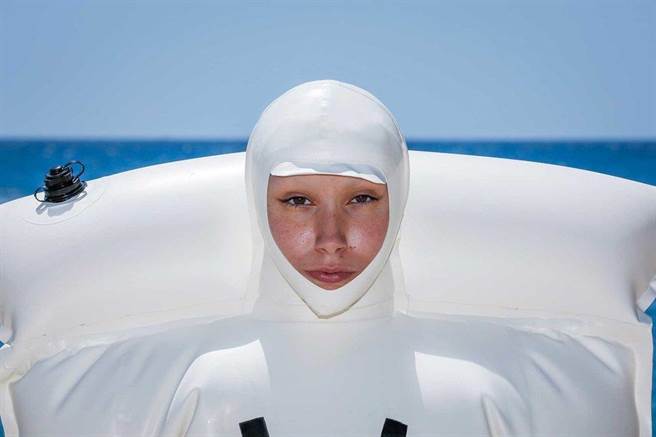 因为Siigii天生就对阳光过敏，皮肤无法直接受到阳光照射，她因此受到启发，设计了一系列的泳装。（摘自SiiGii官网）