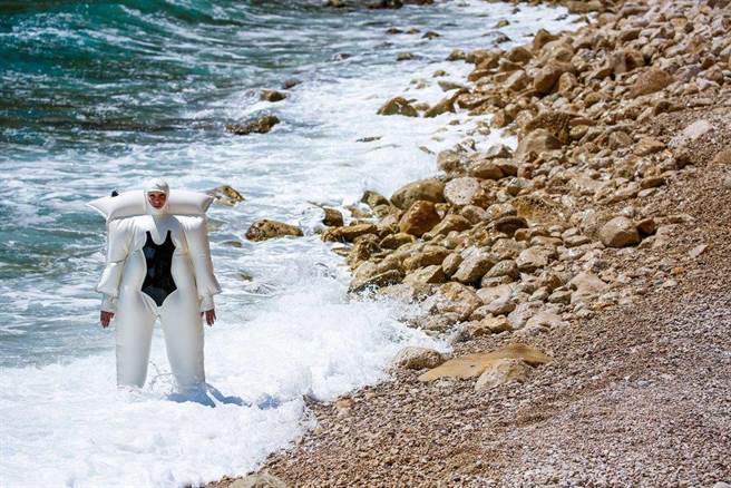 因为Siigii天生就对阳光过敏，皮肤无法直接受到阳光照射，她因此受到启发，设计了一系列的泳装。（摘自SiiGii官网）