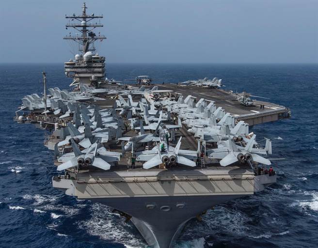 美国海军「雷根」号航母（USS Ronald Reagan，CVN76）今年8月15日穿越菲律宾海的画面。（美国海军）