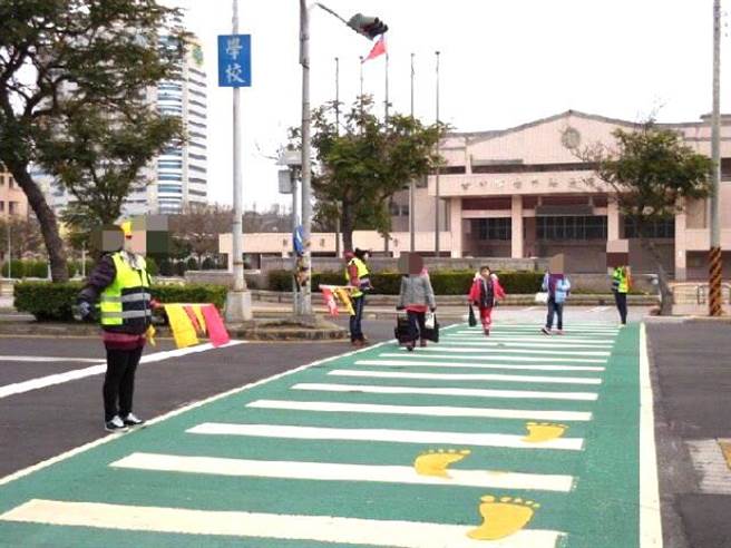 台中市府交通局在學校附近畫設「綠斑馬」，讓學童上下學更安全。（盧金足攝）