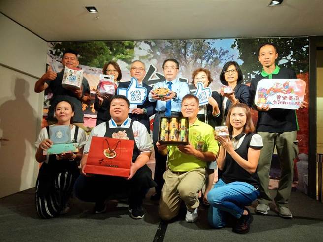 （新光三越副總兼店長謝英明（後排左三）與副店長蔡雅琪（後排左二）、台南市長黃偉哲（後排中間），19日共同為「台南美食物產展」開展。圖／曾麗芳）
