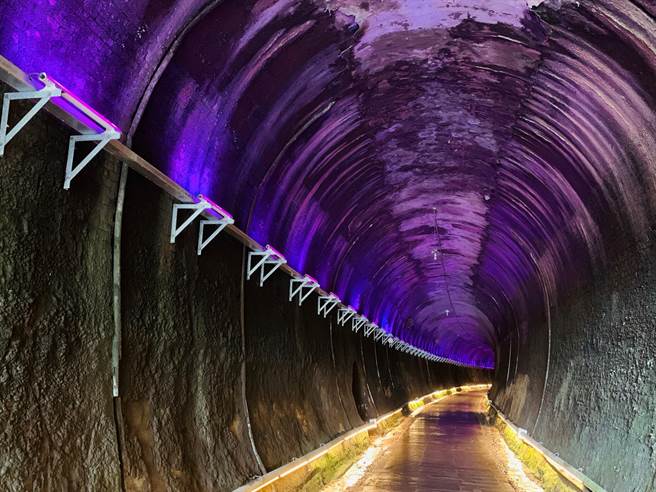 功維敘隧道內有七彩霓虹燈，宛如神秘仙境。（何冠嫻攝）