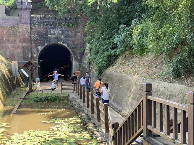 經苗栗市公所整理打造，功維敘隧道成為遊客必訪景點。（何冠嫻攝）