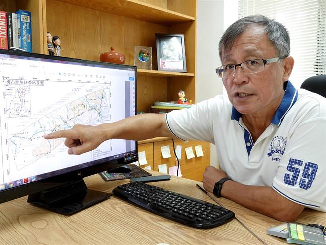 中正大学地震所副教授石瑞铨分析土壤液化，推论梅山断层已往西延伸。（中正大学提供／张毓翎嘉义传真）