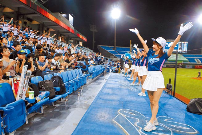日媒報導，樂天集團可望以11億日圓（近新台幣3.2億）入主Lamigo桃猿隊，成為中職第一支外資球隊。圖為桃猿主場青埔球場，18日有不少球迷觀賽並與啦啦隊一起加油。（陳麒全攝）