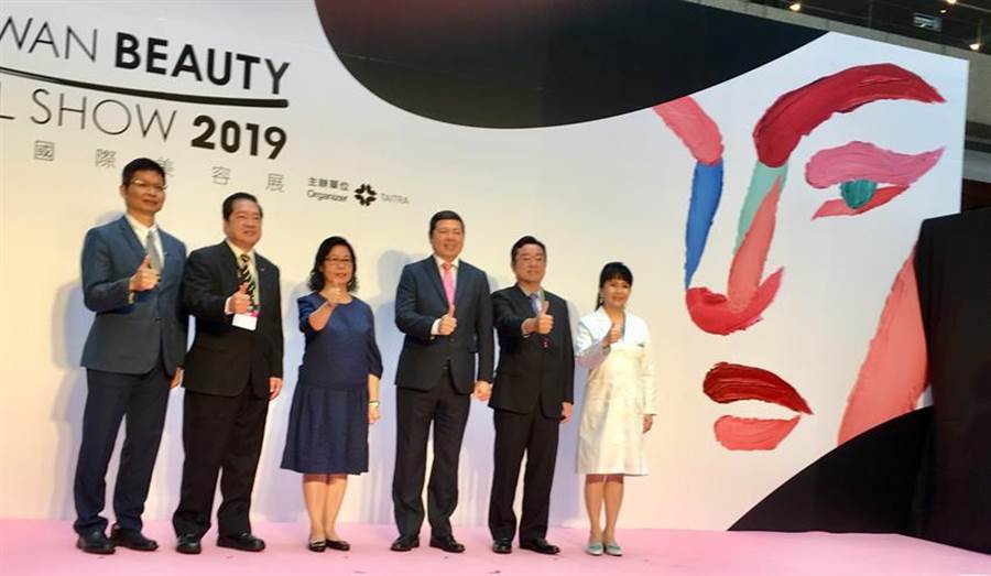 台灣國際美容展開展登場，貿協秘書長葉明水（中者）帶領台灣美妝業者一起邁向世界。（圖／李麗滿）