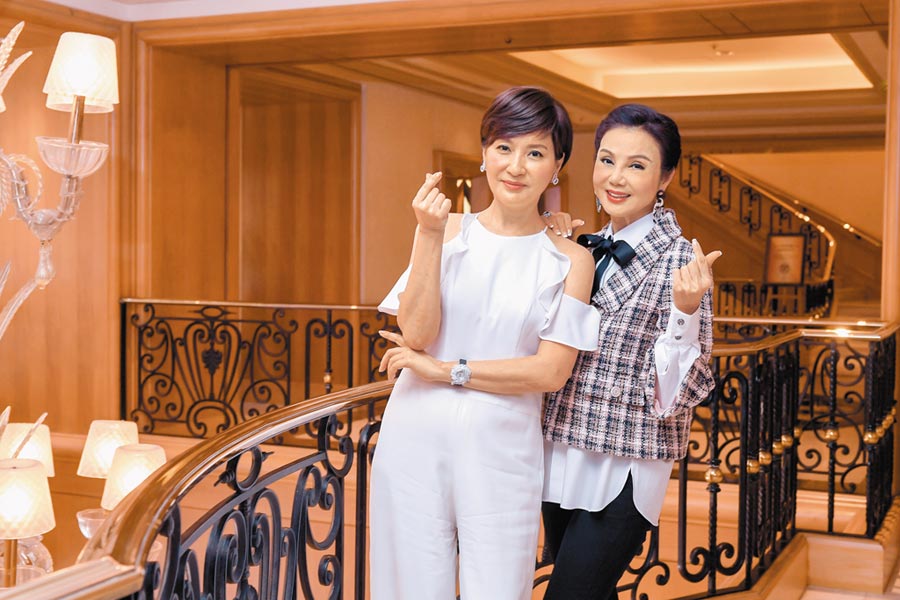 方芳芳（左）與謝玲玲此次為「2019與愛共舞國標慈善晚會」盡心盡力。（盧禕祺攝）