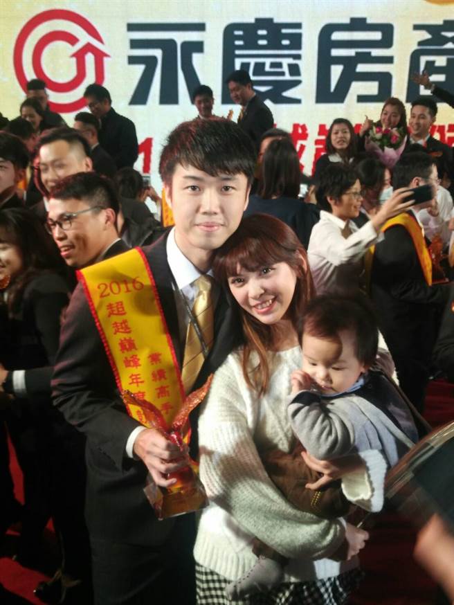 今年1到2月，林秉璋一个月内达成1200万元业绩，荣登全公司第一名。／永庆房屋提供