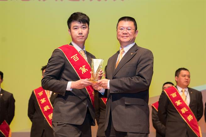 林秉璋从半年卖不出一间房，到1个月达标千万业绩，始终不变的就是一股拚劲。／永庆房屋提供