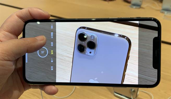 iPhone 11 Pro Max的相机介面与过往不同。（黄慧雯摄）
