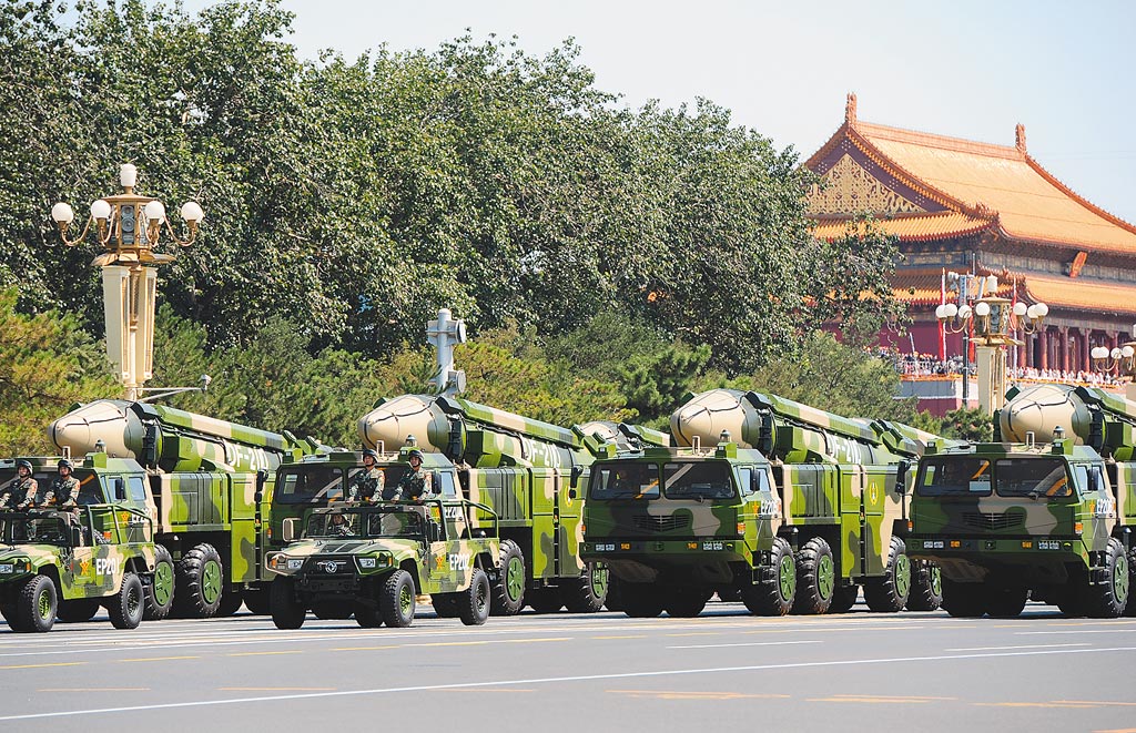 2015年9月3日，常規飛彈第二方隊東風-21D彈道飛彈發射車通過北京長安街。（新華社）