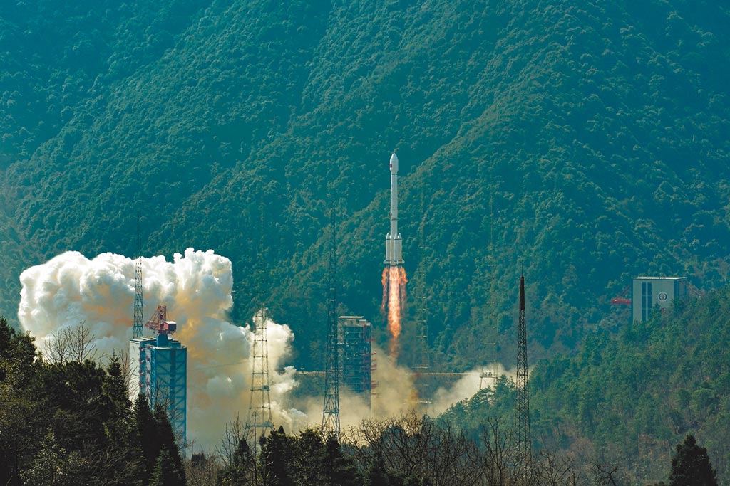 2018年2月12日，長征3號乙運載火箭以「一箭雙星」的方式成功發射大陸第28、29顆北斗導航衛星。（新華社）