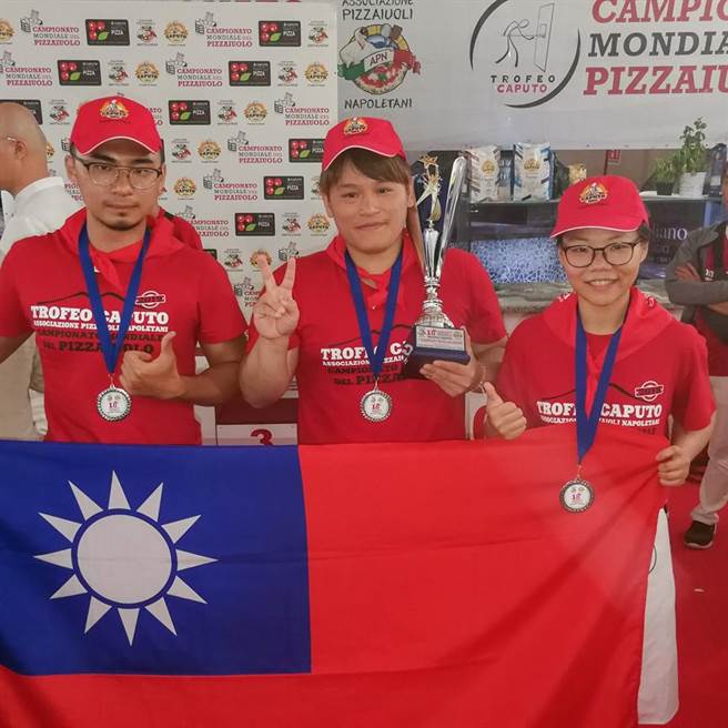 3披萨职人赴义大利拿坡里参加「第18届拿坡里CAPUTO杯世界披萨职人锦标赛」（International Caputo Cup），最终击败各国选手，获得第一名的殊荣。（摘自Caputo - Il Mulino di Napoli脸书）
