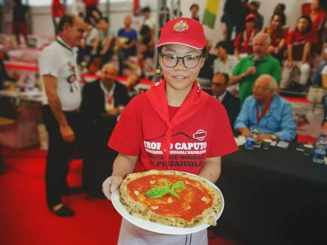 来自台北「BANCO Pizza」的李品仪，是本届比赛，在各国的选手之中，唯一得到金牌的女性选手。（摘自BANCO PIZZA脸书）