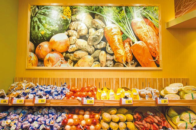 全聯泰山全興店是西川隆在台首件作品，明亮寬敞，文青風圖騰與商品呼應。（全聯提供）