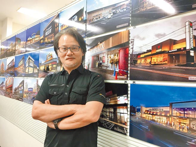 西川隆留著大鬍子，私下親切和善，工作室牆面是他歷年改造過的日本超市。（郭家崴攝）