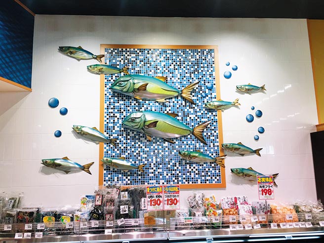 大阪近郊Food Market Satake佐竹食品超市寢屋川店的強項是生鮮，願景要當顧客家裡的冰箱，西川隆以立體保麗龍做成蔬果、魚、肉、壽司，讓各區商品一目了然。（郭家崴攝）