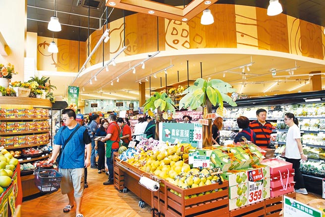 全聯台中市政店是西川隆最新的作品，除了必備的壁面視覺設計，大量的燈光投射讓蔬果都鮮活起來。（全聯提供）