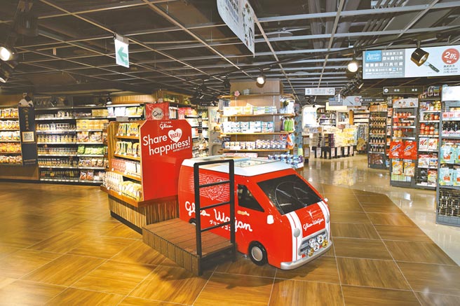 全聯天母天玉店是西川隆在台的第2件作品，分區陳列的購物動線寬敞舒適，讓顧客方便辨識。（全聯提供）