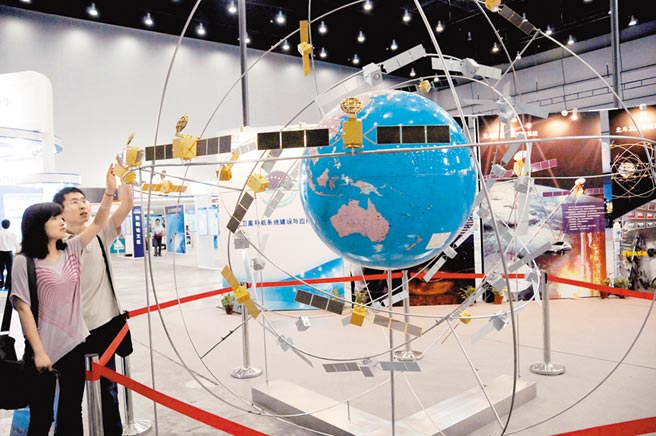 2011年5月18日，觀眾在上海參觀北斗衛星導航系統組網模型示意圖。（中新社）