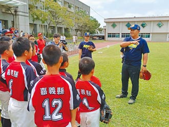 秀林國小一日棒球營 張泰山客串教練