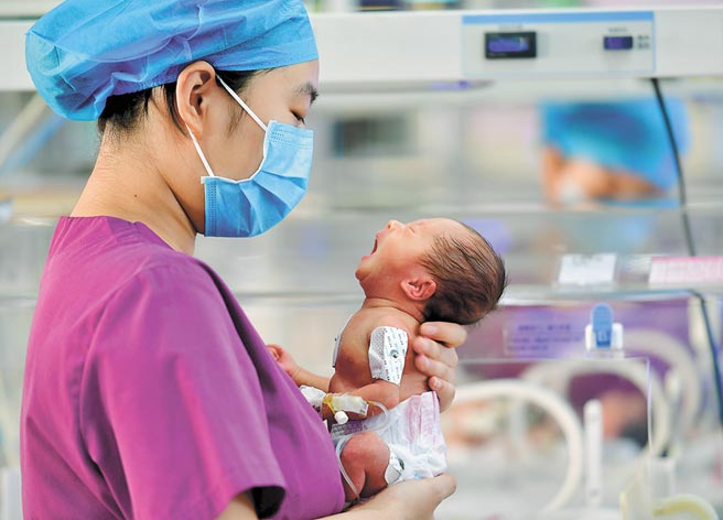根據「中國姓名大數據」，2018年榜單上，最常見的新生兒姓名用字為「梓」字，圖為護士照顧新生兒。（中新社資料照片）