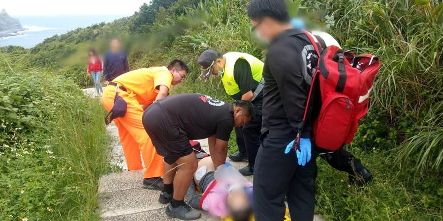 新北市貢寮龍洞平台22日上午11時，一名彰化縣黃姓民眾，與友人一起前往附近步道健行，卻突然昏倒在地，經搶救後仍然不治。（海巡署第二岸巡隊提供／吳康瑋基隆傳真）