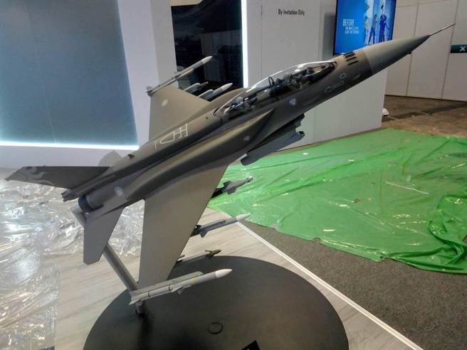 美商洛马公司在国防工业展陈列的F-16V战机模型。吕昭隆摄