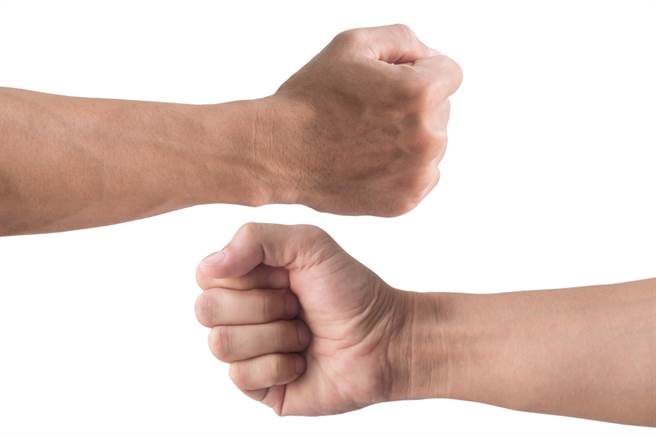 研究顯示，握力差的人較容易罹患心血管疾病。(達志影像)