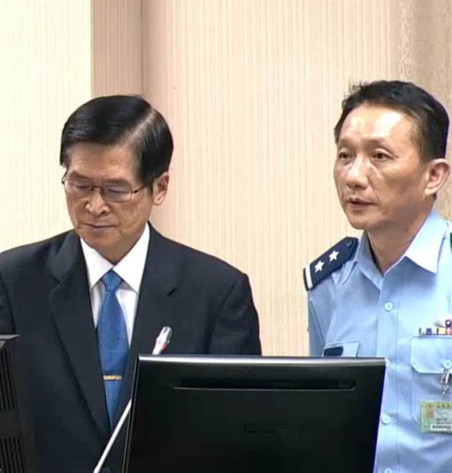 国防部长严德发（左）与空军参谋长刘任远（右）在立院备询。吕昭隆摄