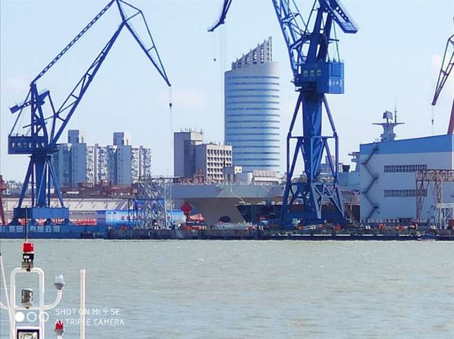 正在上海沪东造船厂建造的075型两栖攻击舰，即将于26日中午下水。（图／新浪微博@梁无咎）