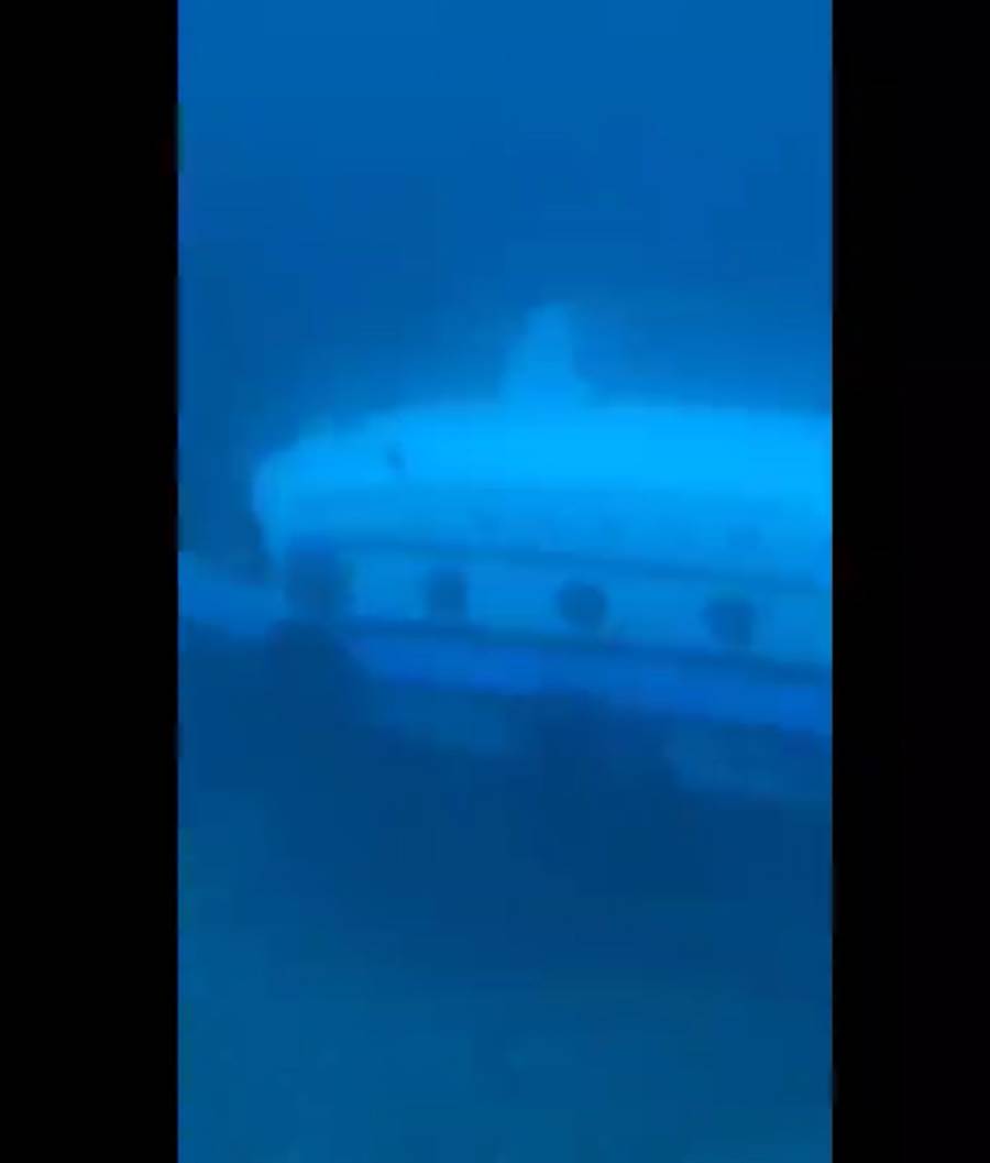 半潛艇進水沉沒躺在海底，成了真正的「潛艇」。(海巡署提供/戴志揚台北傳真)