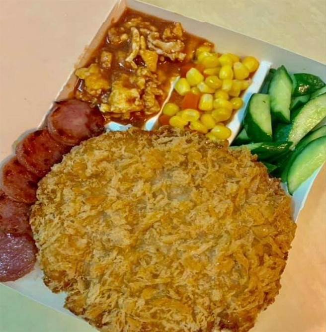 便当包含4样菜还有超大猪排(图片取自/爆怨公社)