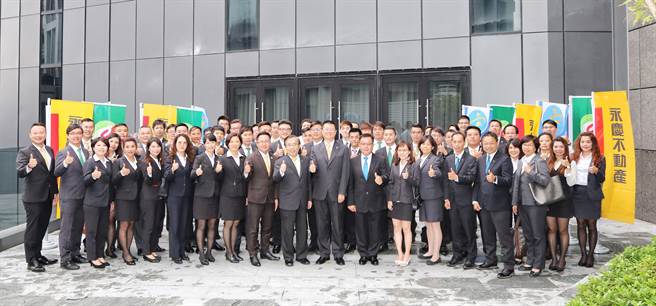 永庆不动产、有巢氏房屋、台庆不动产店东长，参与房仲经营管理师课程，开心合影。