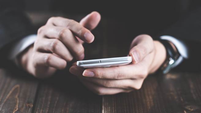 资深科技消费专栏作家Brian X. Chen便在《纽约时报》发表了一篇名为「用不一样的思维，在这智慧型手机黄金年代」的文章，点出大眾所认为的「每2年就该更换新iPhone」的悖论。（shutterstock）