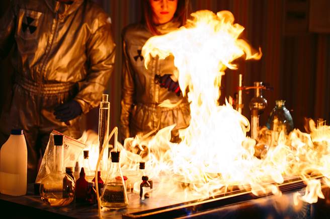 日前大陆传出2名孩童，因模仿大陆网红《办公室小野》，利用酒精灯燃烧可乐罐自制爆米花的影片，发生伤亡憾事。（示意图／shutterstock）