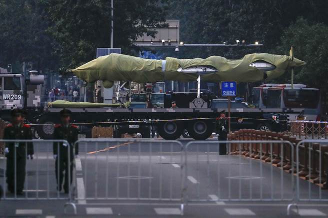 中国大陆在与美国进行战略竞争之际进行阅兵展示武力，却又担心阅兵会升高各国对「中国威胁论」的忧虑。图为即将于10月1日举行的北京阅兵预演。（图／美联社）