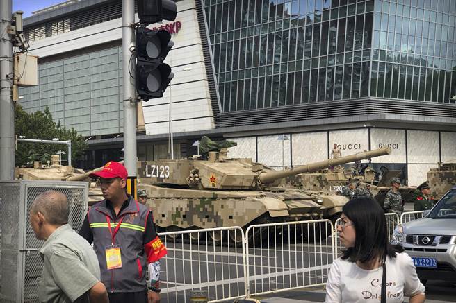 这次习近平阅兵规模有可能是中共史上最盛大的一次。图为北京街头挤满了参加阅兵预演的部队与受检阅武器。（图／美联社）