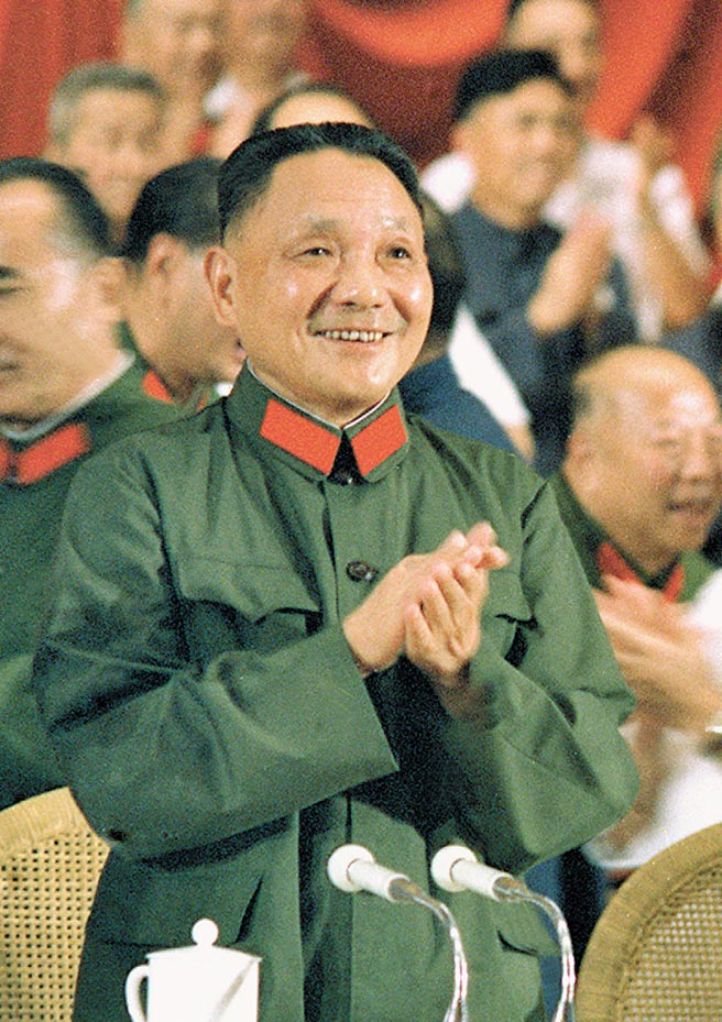 1977年7月，邓小平出席解放军建军50周年大会。（新华社资料照片）