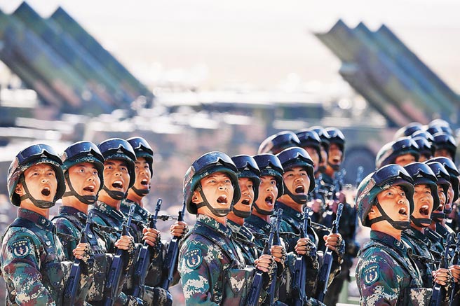 大陆实施大规模军队改革，陆军员额比例首度降到50%以下。图为解放军在朱日和训练基地阅兵画面。（新华社资料照片）