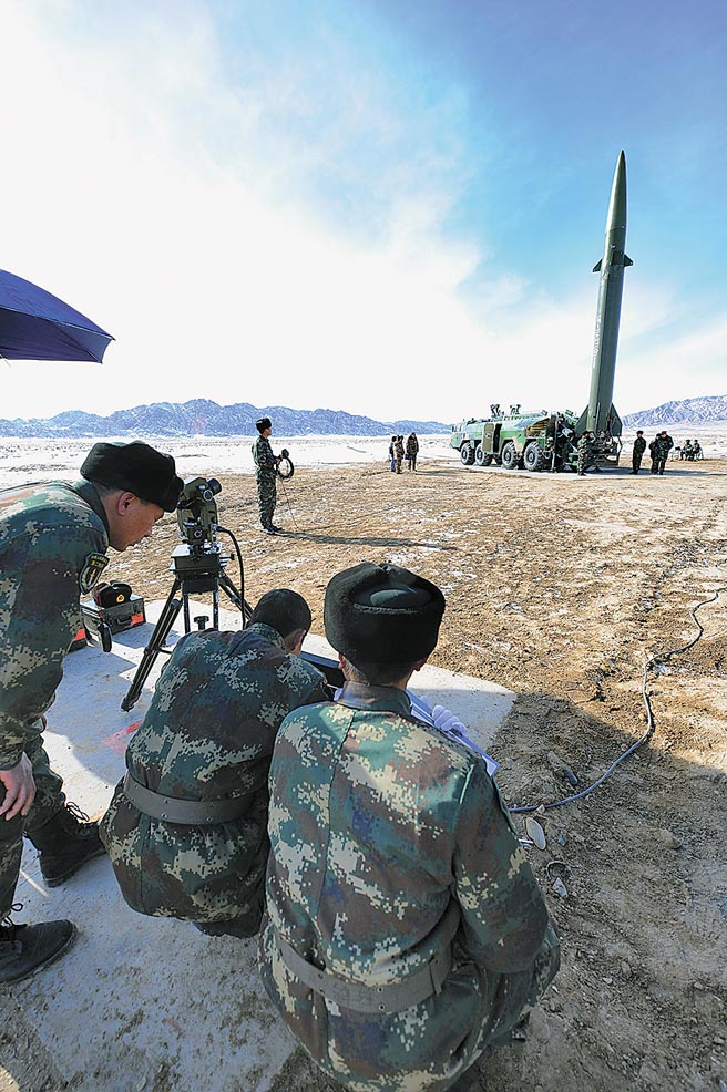 大陆火箭军开赴西北戈壁、东北密林，在寒区摆兵布阵，锤炼实战能力。（中新社资料照片）