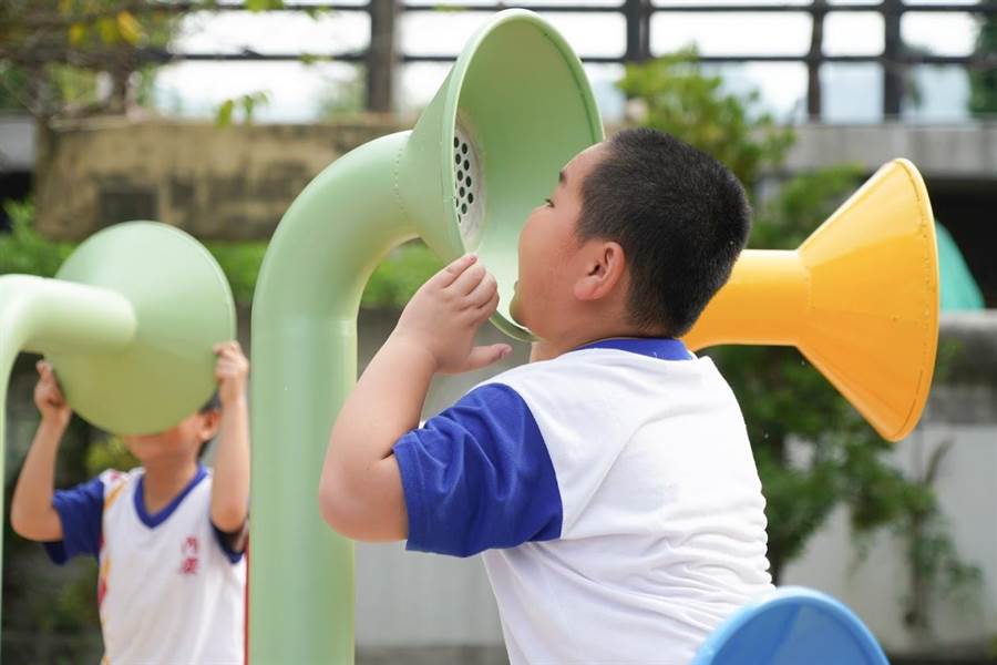 校長希望讓孩子從遊戲中學習，校內設計遊具「傳聲筒」。(內安國小提供／吳建輝傳真)