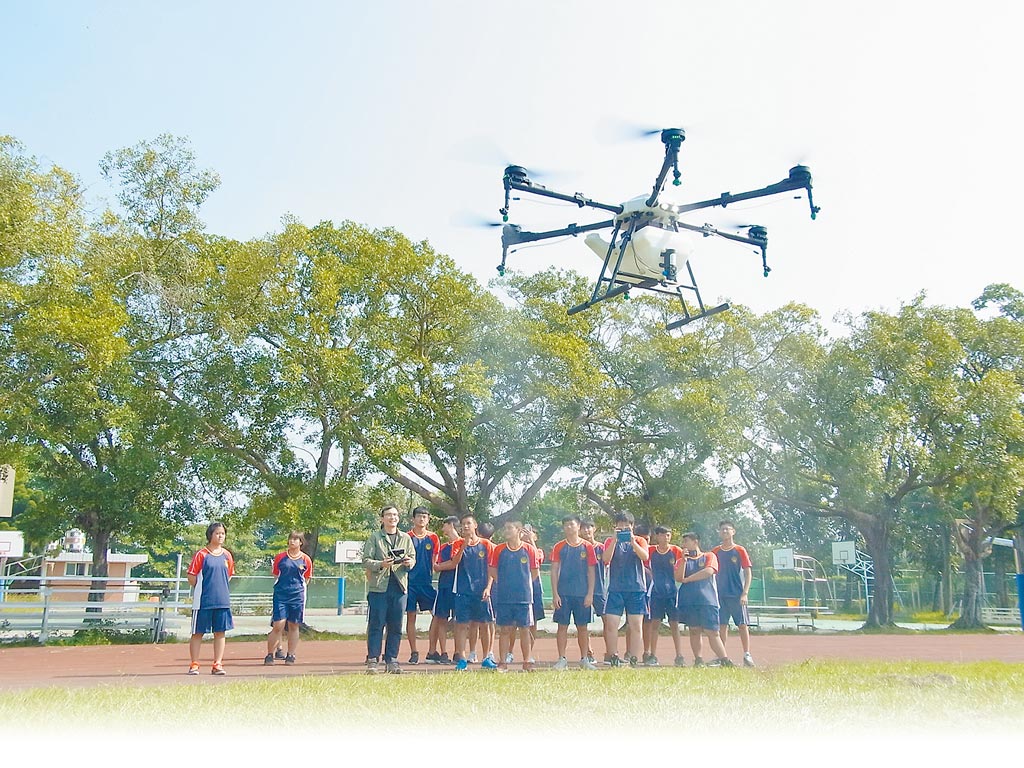科技農業開跑，北港農工開辦無人機課程。（張朝欣攝）