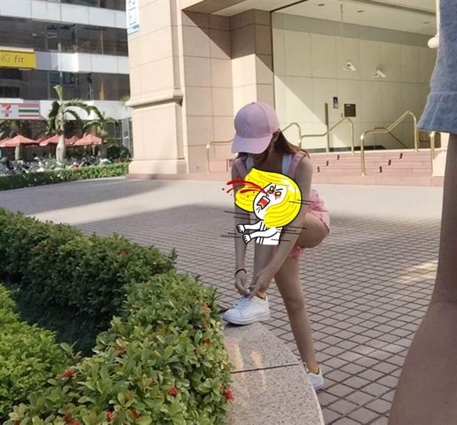 偷拍低胸妹弯腰绑鞋带 北半球乍现(图翻摄自/爆废公社公开版)
