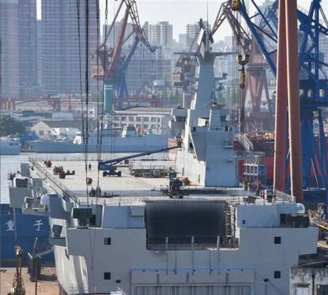 图中准备下水的075两栖攻击舰显示舰上数款防护武器系统已安装就位。（图／新浪军事）