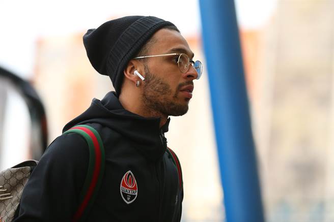 这一两年，路边行人似乎越来越多人耳里戴上AirPods，因此引起网友好奇，「怎么现在路上也太多人戴AirPods了吧」！（图／shutterstock）