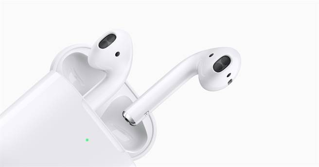 果粉」。商人嗅到浓浓的新台币味，开始生产仿制的AirPods，以应付不愿花高价购买的果粉，走在路上，形同AirPods本尊，旁人也难以洞悉真假。（图摘自apple官网）