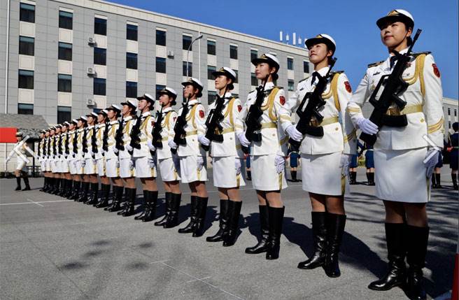 中共解放军女兵仪仗队方队。(图/王铭义)